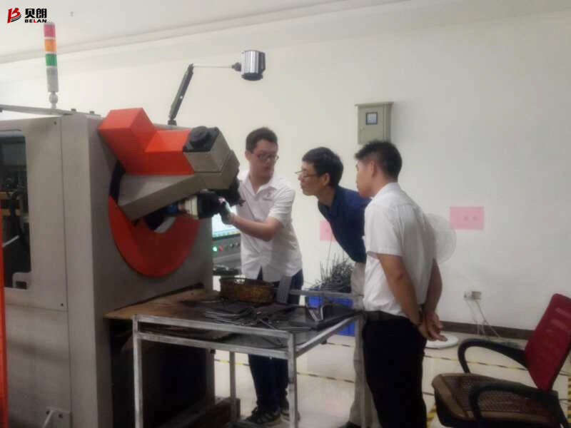 佛山客戶來貝朗看不銹鋼成型機，現(xiàn)場打樣談合作