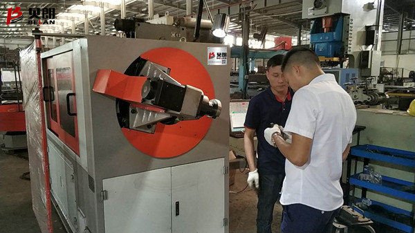 貝朗調(diào)機(jī)師在世銘五金家具車間 貝朗調(diào)機(jī)師在世銘五金家具車間