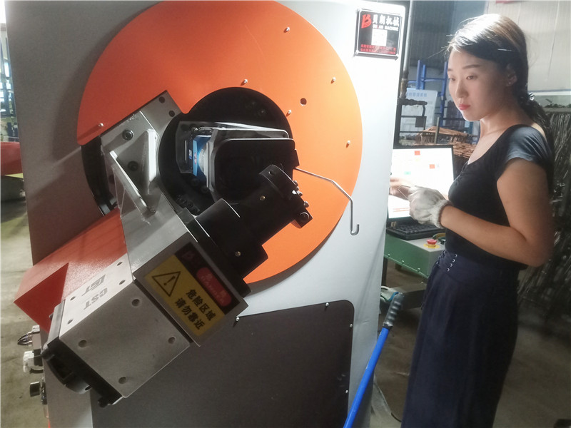 貝朗全自動(dòng)數(shù)控折彎?rùn)C(jī)女同志也能調(diào)試，你知道嗎？